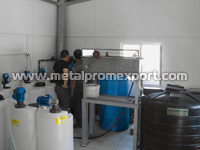 Das System des Abwasserreinigung nach dem Waschen der Ausstattung im Milchverarbeitungsbetrieb, das in dem Gebäude montiert wurde